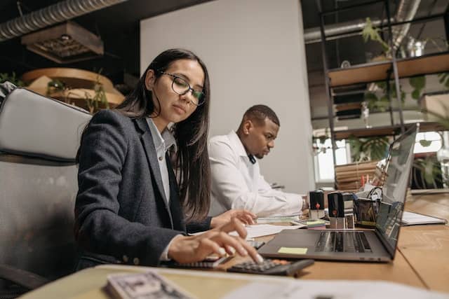 software-contabilidad-erp Mujer trabajando en Contabilidad